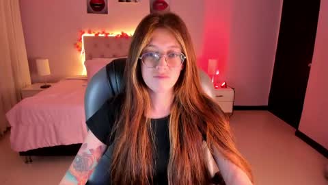 emily_warren__ online show from April 6, 9:05 pm