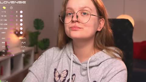 Snapshot of emilyforelsket chatting on February 26, 1:43 pm Emily online show from February 26, 1:43 pm