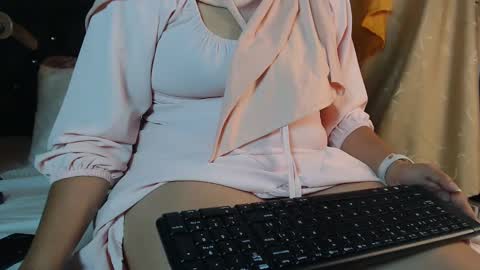 emira199 online show from February 18, 8:49 am