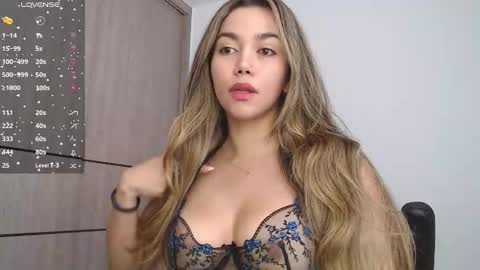 Snapshot of emma_aaa chatting on December 7, 1:40 pm Rocio online show from December 7, 1:40 pm