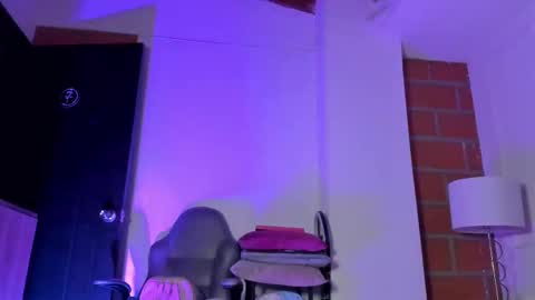 emmabecket  online show from February 19, 11:25 pm