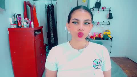 Snapshot of emma_diva chatting on October 19, 12:56 am emma online show from October 19, 12:56 am