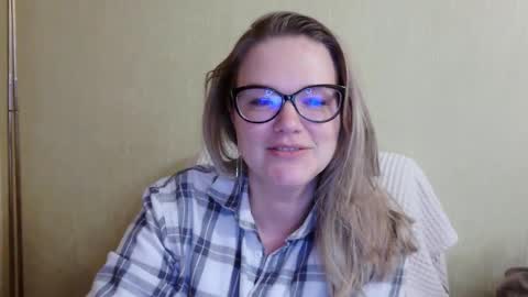 emma_misty_ online show from November 4, 5:40 pm