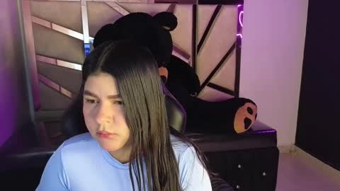 Snapshot of emmalee_a chatting on December 18, 11:02 am Emma online show from December 18, 11:02 am