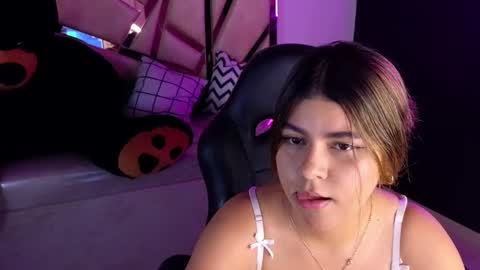 Snapshot of emmalee_a chatting on February 20, 8:47 pm Emma online show from February 20, 8:47 pm