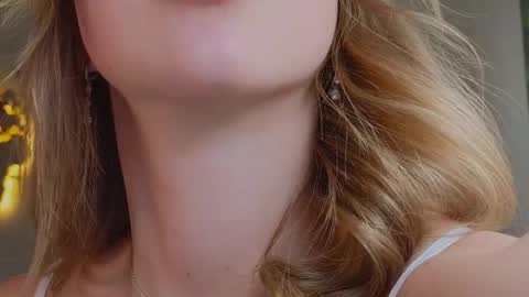 Snapshot of emmi_rosee chatting on February 14, 9:45 am Miss Emmi online show from February 14, 9:45 am