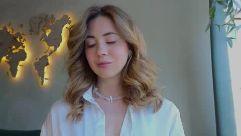 Snapshot of emmi_rosee chatting on February 20, 9:33 am Miss Emmi online show from February 20, 9:33 am