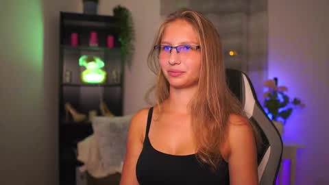 Emmie online show from October 3, 6:24 pm