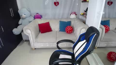 Snapshot of emmilychevalier chatting on February 20, 12:41 am Emmily online show from February 20, 12:41 am