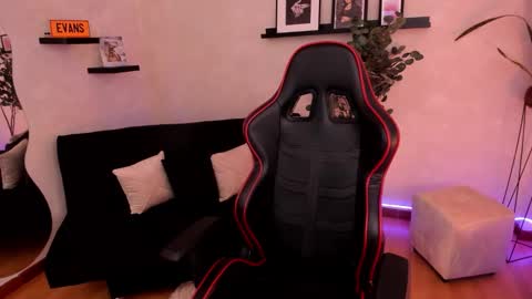 Emmy Evans  online show from November 8, 7:41 pm