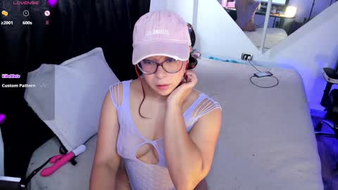 Snapshot of emy_xdy chatting on December 28, 6:40 pm Im Emily would you like to help me reach 100 online show from December 28, 6:40 pm