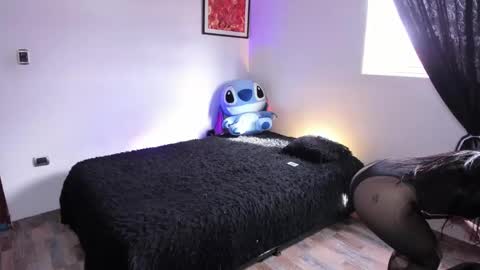 Snapshot of emy_xdy chatting on September 22, 8:18 pm Im Emily would you like to help me reach 100 online show from September 22, 8:18 pm