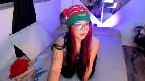 Snapshot of emy_xdy chatting on December 16, 1:21 am Im Emily would you like to help me reach 100 online show from December 16, 1:21 am