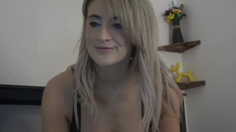 Snapshot of english_rose__ chatting on December 10, 11:32 am Rosie online show from December 10, 11:32 am