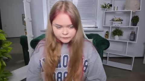 Snapshot of erica_love_ chatting on October 12, 6:27 am erica_love_ online show from October 12, 6:27 am