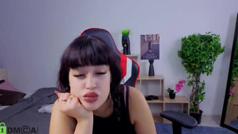 Snapshot of erica_peach chatting on October 4, 4:00 pm Erika online show from October 4, 4:00 pm