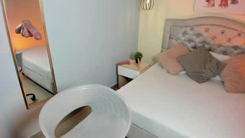 Escarlet online show from October 10, 1:27 pm