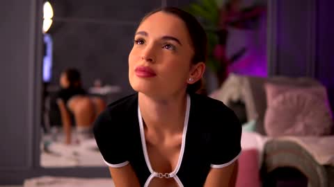 Snapshot of esmeainsley chatting on December 9, 11:34 pm Raluca online show from December 9, 11:34 pm