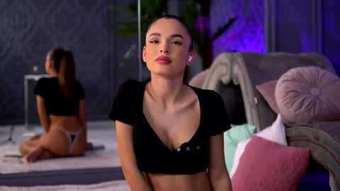 Snapshot of esmeainsley chatting on December 4, 10:30 pm Raluca online show from December 4, 10:30 pm