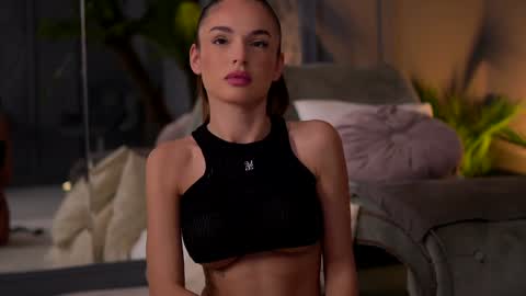 Snapshot of esmeainsley chatting on January 24, 11:23 pm Raluca online show from January 24, 11:23 pm