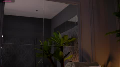 Snapshot of esmeainsley chatting on February 6, 10:53 pm Raluca online show from February 6, 10:53 pm