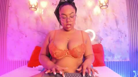 Snapshot of esmeralda_duarte chatting on February 28, 9:15 am esmeralda online show from February 28, 9:15 am