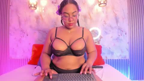 Snapshot of esmeralda_duarte chatting on February 13, 9:09 am esmeralda online show from February 13, 9:09 am