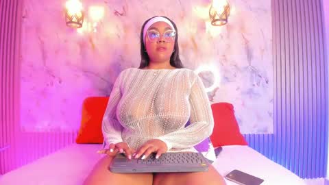Snapshot of esmeralda_duarte chatting on January 8, 9:10 am esmeralda online show from January 8, 9:10 am