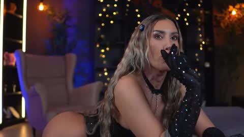 Evelyn online show from December 18, 9:08 pm