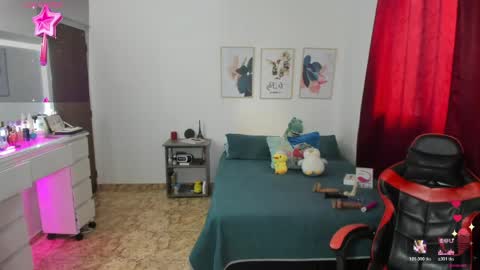 Evelyn online show from April 11, 8:34 pm