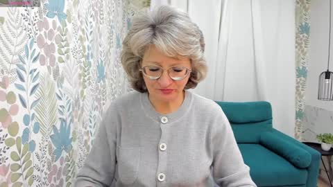 Snapshot of evelynblissful chatting on December 3, 5:08 am Evelyn online show from December 3, 5:08 am