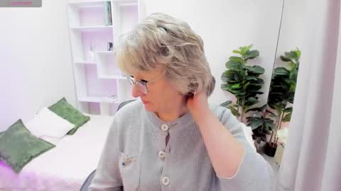 Evelyn online show from December 4, 5:10 am