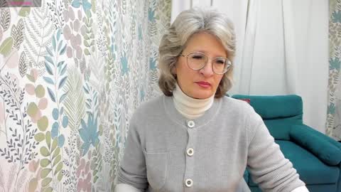 Snapshot of evelynblissful chatting on December 4, 5:05 am Evelyn online show from December 4, 5:05 am