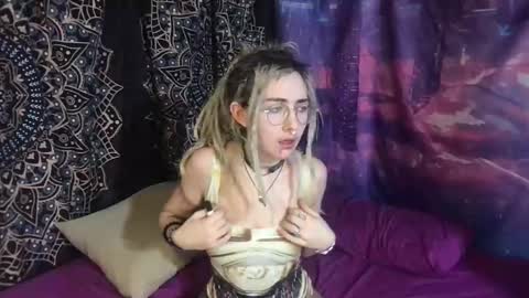 Snapshot of faexoxoxo chatting on December 18, 8:20 am Fae online show from December 18, 8:20 am