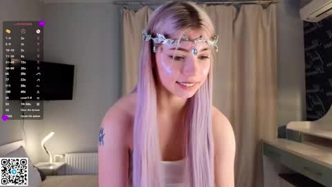 Snapshot of falinegelling chatting on March 2, 4:07 am Emilia online show from March 2, 4:07 am