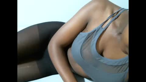 Snapshot of femaqueen chatting on February 14, 4:41 pm Navil online show from February 14, 4:41 pm