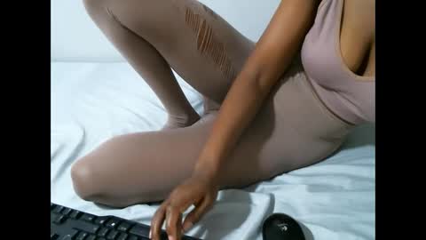 Snapshot of femaqueen chatting on February 17, 6:53 am Navil online show from February 17, 6:53 am
