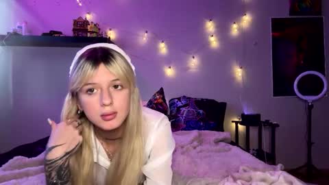 Snapshot of fluffy_delle chatting on September 23, 6:33 am Delle online show from September 23, 6:33 am