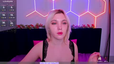 Snapshot of fluffy_monica chatting on December 19, 1:39 am Monica online show from December 19, 1:39 am
