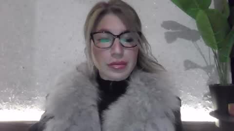 Snapshot of fox_red_lady7 chatting on December 3, 4:39 pm fox_red_lady7 online show from December 3, 4:39 pm