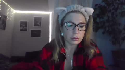 Snapshot of fox_red_lady7 chatting on March 1, 8:21 pm fox_red_lady7 online show from March 1, 8:21 pm