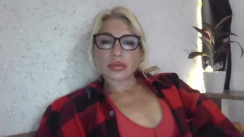 Snapshot of fox_red_lady7 chatting on October 1, 12:10 pm fox_red_lady7 online show from October 1, 12:10 pm