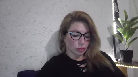 Snapshot of fox_red_lady7 chatting on February 25, 6:23 pm fox_red_lady7 online show from February 25, 6:23 pm