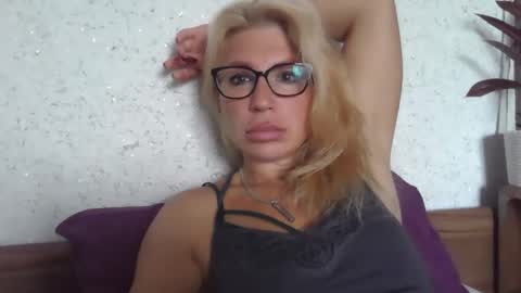 Snapshot of fox_red_lady7 chatting on September 28, 8:19 am fox_red_lady7 online show from September 28, 8:19 am