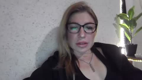 Snapshot of fox_red_lady7 chatting on January 16, 6:37 pm fox_red_lady7 online show from January 16, 6:37 pm