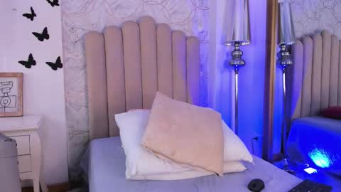 Snapshot of foxy200__ chatting on September 22, 7:45 pm Foxy online show from September 22, 7:45 pm