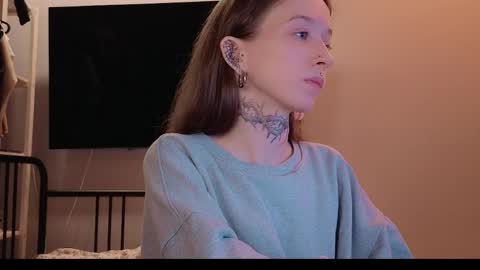 fran_bow online show from April 14, 7:58 pm