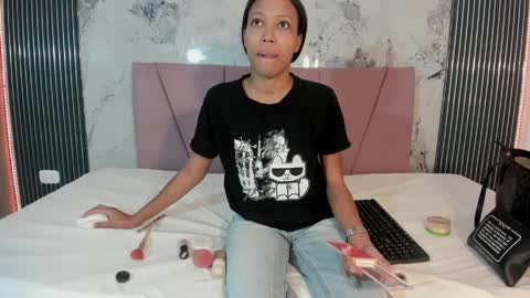 Laura online show from April 4, 12:15 pm