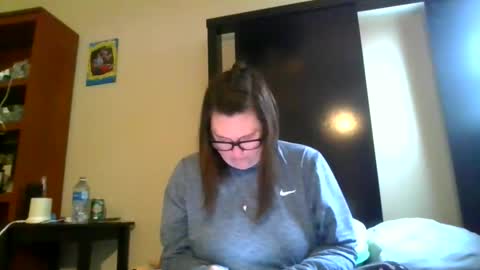 fuzzypeaches87 online show from April 1, 2:25 pm