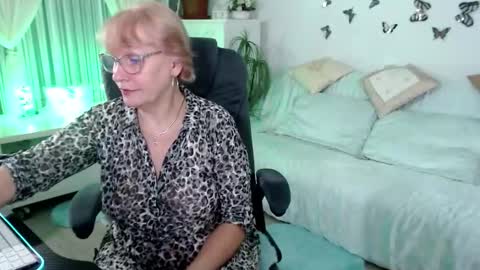 Ghertrudequeen online show from November 18, 4:13 am